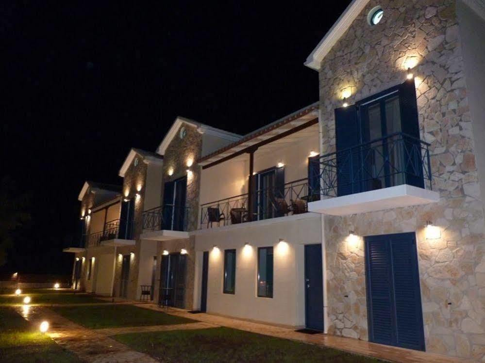 Ilianthos Apartments & Studios Mikros Gialos Exterior photo